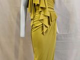 une robe jaune de femme sur un mannequin, un mannequin, un mannequin, un mannequin, un mannequin, un mannequin, un mannequin, un mannequin