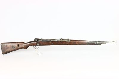 un vieux fusil avec un canon en bois et une poignée en métal