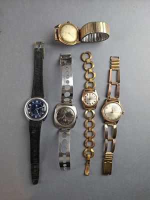 a lot of watches that are sitting on a table