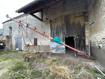 un grand poteau métallique appuyé contre un bâtiment