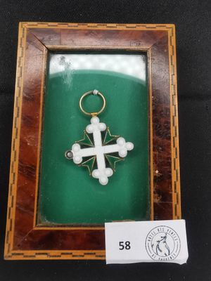 un gros plan sur la photo d'une croix dans un cadre en bois
