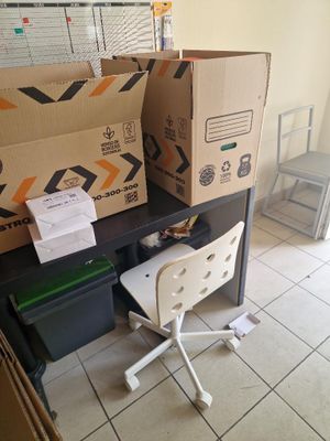 un bureau avec une chaise et des cartons dessus