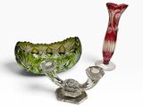 deux vases posés l'un à côté de l'autre sur une surface blanche