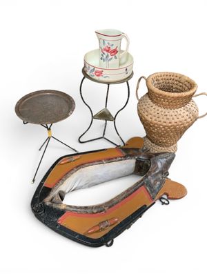 un grand nombre d'objets posés sur une table