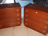 deux commodes en bois avec des poignées et des boutons en laiton dans une pièce