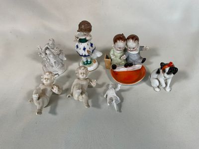 un grand nombre de figurines posées sur une table