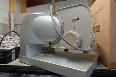 une machine posée sur une table