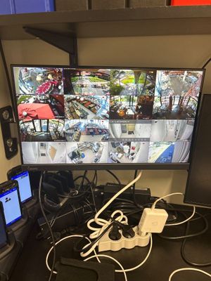 un bureau sur lequel sont posés deux écrans et un ordinateur portable