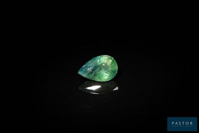 une tourmaline verte posée sur un fond noir