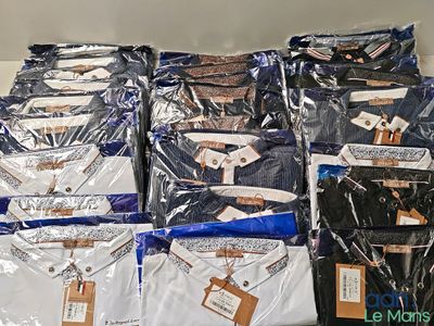 beaucoup de chemises empilées sur une étagère