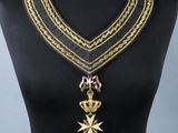 a mannequin with a gold chain and a star pendant on it