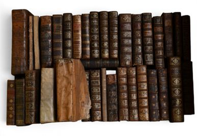 beaucoup de vieux livres empilés les uns sur les autres