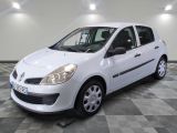la petite voiture blanche est garée sur un carrelage à carreaux