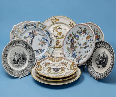 de nombreuses assiettes empilées les unes sur les autres sur une surface bleue