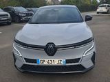 l'avant d'une voiture argentée garée dans un parking