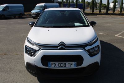 une voiture blanche garée dans un parking