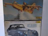 deux boîtes contenant un modèle d'avion et un modèle de voiture