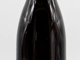 une bouteille de vin posée sur une table