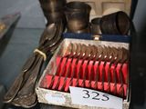 une boîte contenant des couverts, posée sur une table en verre