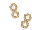 une paire de boucles d'oreilles en or et diamants sur fond blanc