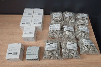 tout un tas de vis et d'écrous de différents types posés sur une table