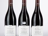 trois bouteilles de vin sont alignées sur une surface blanche