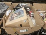 un carton rempli d'objets divers à l'arrière d'une voiture
