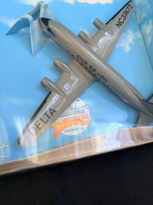 un gâteau en forme d'avion présenté dans une boîte