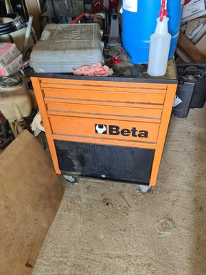 un établi orange et noir dans un garage