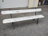 un banc blanc posé devant un garage