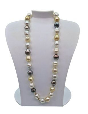 gros plan d'un collier de perles sur un mannequin