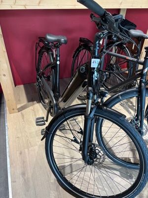 deux vélos garés l'un à côté de l'autre dans un magasin