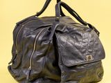 sac de voyage en cuir sur fond jaune