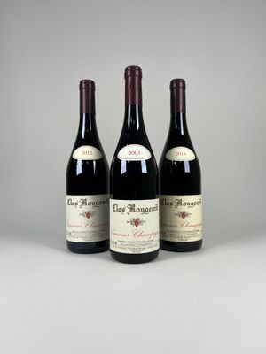 trois bouteilles de vin rouge posées sur une table