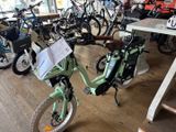 un vélo qui se trouve dans une pièce remplie de vélos