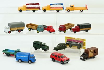 de nombreux types de camions jouets dans une vitrine