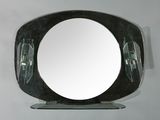 un miroir posé sur une table
