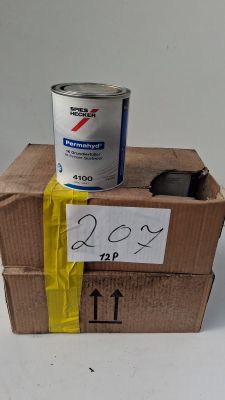 un pot de peinture posé sur une boîte en carton