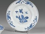 une assiette bleue et blanche ornée d'un motif floral