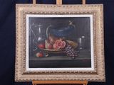 une peinture représentant une nature morte avec des fruits, posée sur un chevalet