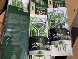 de nombreux sacs de matériel de jardinage posés sur un carton