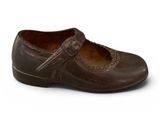 chaussures de type « clogger » en cuir marron, avec des lanières et des boucles, sur fond blanc