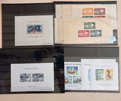 de nombreux timbres exposés dans une vitrine