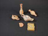 plusieurs petits morceaux de poterie posés sur une surface noire
