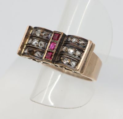 un gros plan d'une bague en or ornée d'une pierre rose au centre