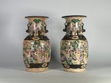 deux vases posés côte à côte sur une table