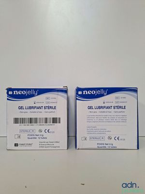 deux boîtes de gel posées sur une table