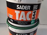 trois seaux de « Sadder Tac » posés sur une table