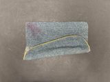 une image représentant un morceau de tissu muni d'une fermeture à glissière