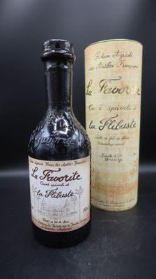 une bouteille de vin à côté d'une bouteille de vin